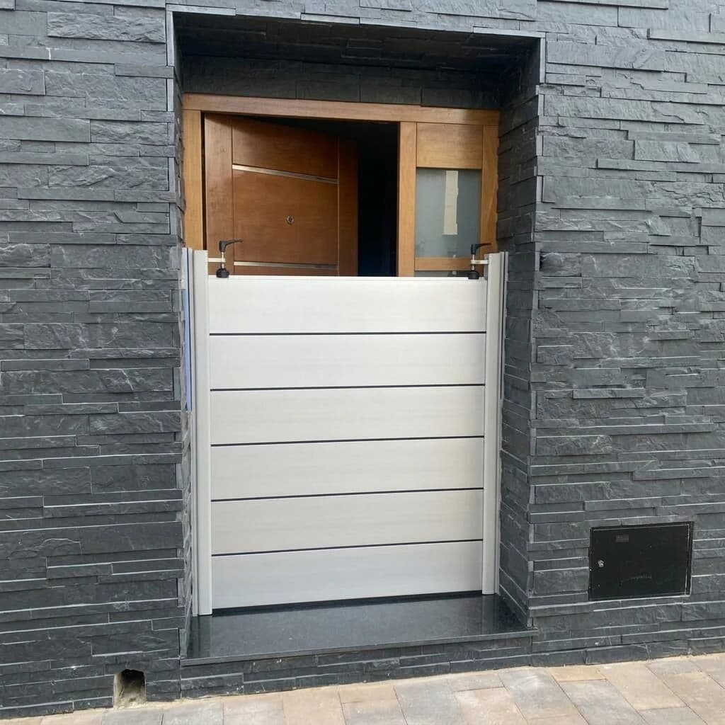 Puerta de vivienda de 134 cm