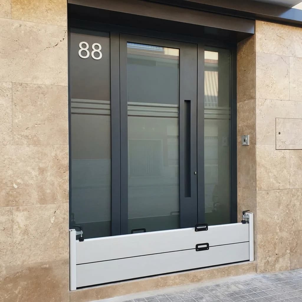 Puerta de vivienda con barrera de 46 cm